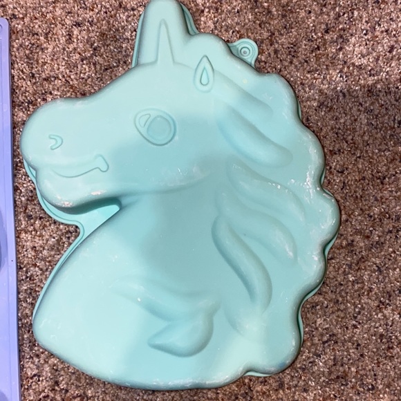 Lot of 4 Silicone Baking Molds Cake Cupcakes EUC - Picture 3 of 5